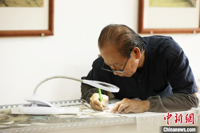 辽宁刻瓷非遗传承人：一凿一刻间传递中国传统文化