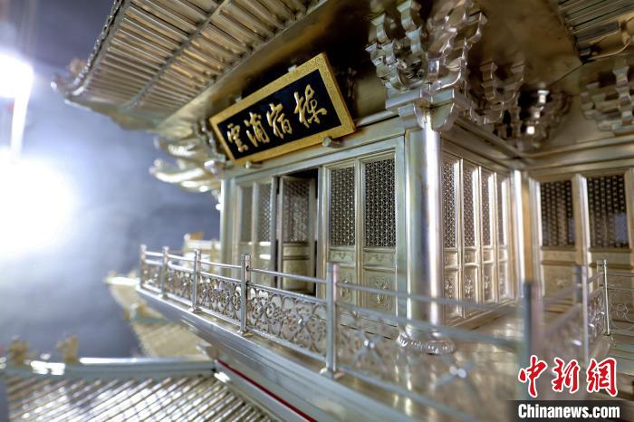 图为钳海强制作的手工作品滕王阁模型门窗牌匾等细节。　沙飞 摄