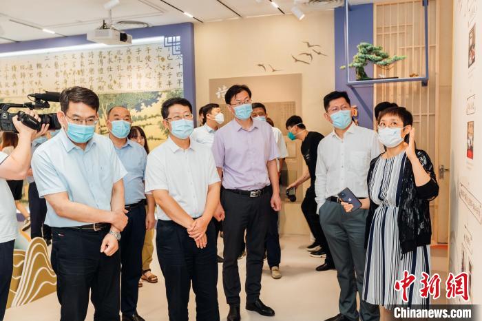 嘉宾参观展览 国家图书馆供图