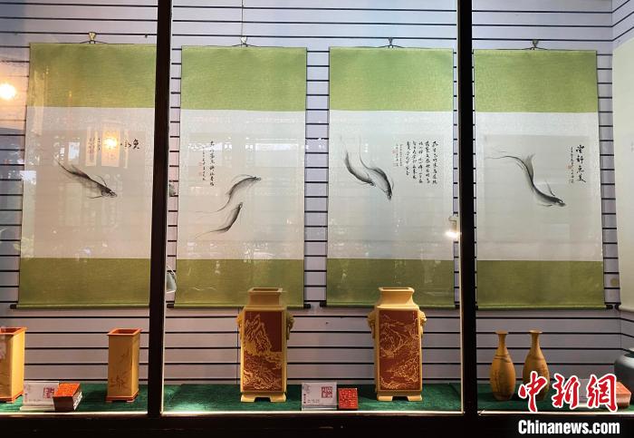 展出的近百件作品，传递向上向善正能量。　崔佳明 摄