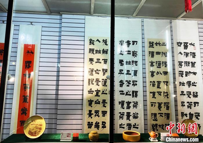 展出海派紫砂雕刻艺术、漆书、鱼系列书画等近百件作品。　崔佳明 摄