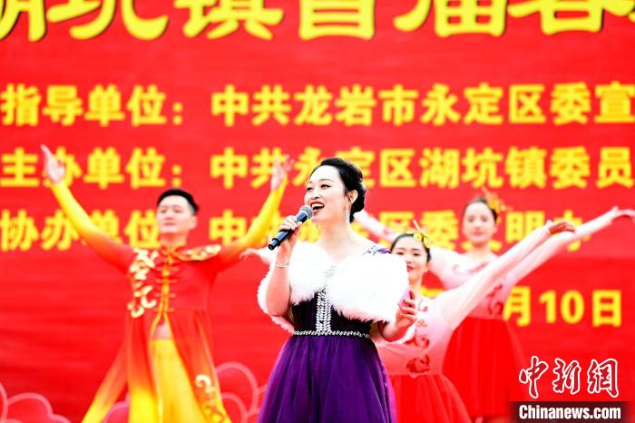 歌伴舞《美丽湖坑》 张金川 摄