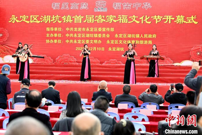 民乐合奏。　张金川 摄